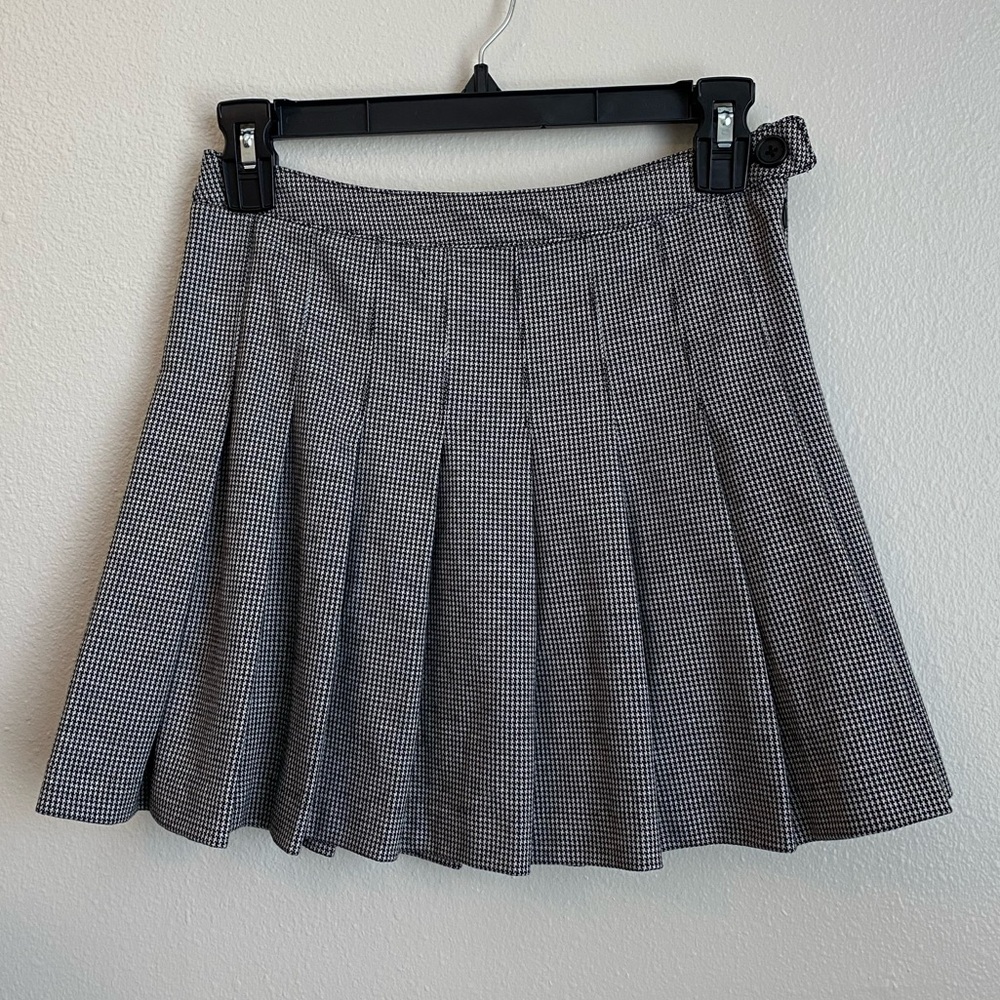 SOLD 🩶 houndstooth pleated tennis skirt, size S